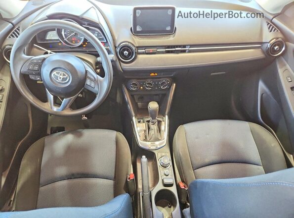 3MYDLBYV3HY195227 2017 TOYOTA YARIS Silver Vista del salpicadero