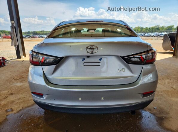 3MYDLBYV3HY195227 2017 TOYOTA YARIS Silver Vista trasera
