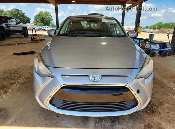 3MYDLBYV3HY195227 2017 TOYOTA YARIS Silver Vista frontal