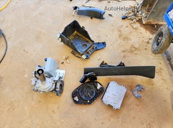 3MYDLBYV3HY195227 2017 TOYOTA YARIS Silver Vista del compartimento del motor