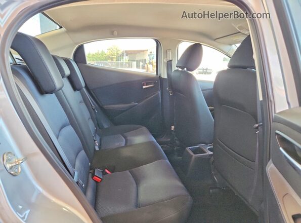 3MYDLBYV3HY195227 2017 TOYOTA YARIS Silver Vista de los asientos traseros