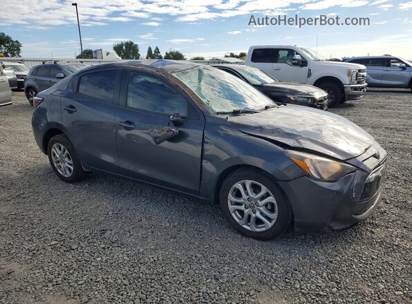 3MYDLBYV3JY305926 2018 TOYOTA YARIS Gray Przód prawy