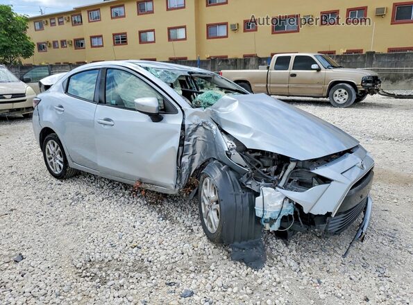 3MYDLBYV3JY327876 2018 TOYOTA YARIS Silver Առջևի աջ