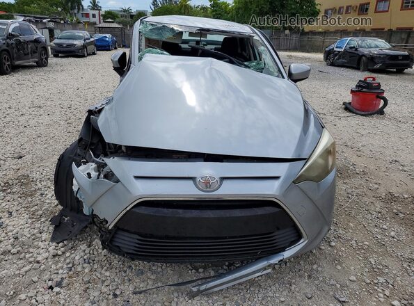 3MYDLBYV3JY327876 2018 TOYOTA YARIS Silver Դիմացի տեսք