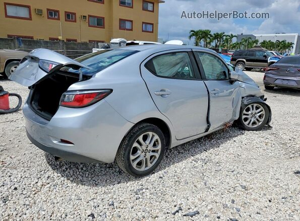 3MYDLBYV3JY327876 2018 TOYOTA YARIS Silver Հետևի աջ