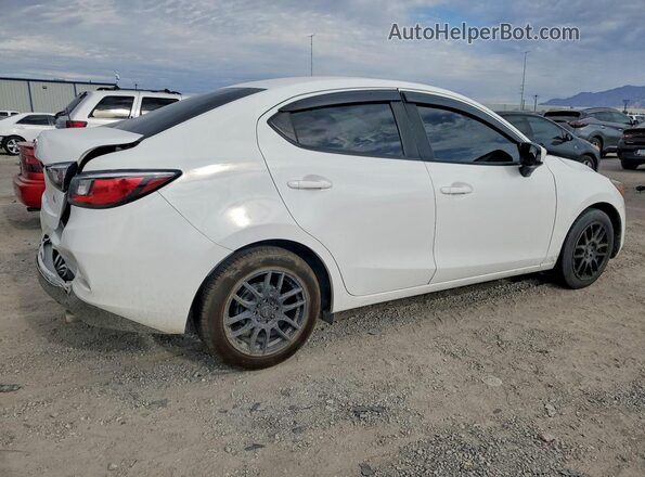 3MYDLBYV3JY329031 2018 TOYOTA YARIS White Задня права чверть