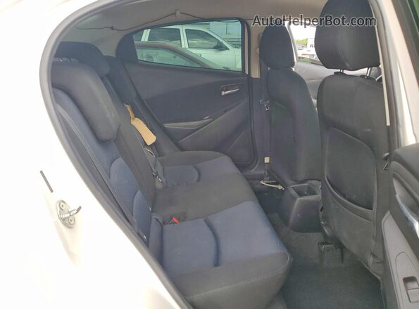 3MYDLBYV3JY329031 2018 TOYOTA YARIS White Вид задніх сидінь
