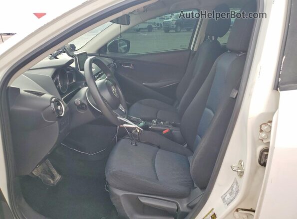 3MYDLBYV3JY329031 2018 TOYOTA YARIS White Вид салону спереду