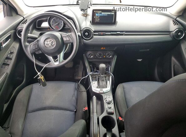 3MYDLBYV3JY329031 2018 TOYOTA YARIS White Вид панелі приладів