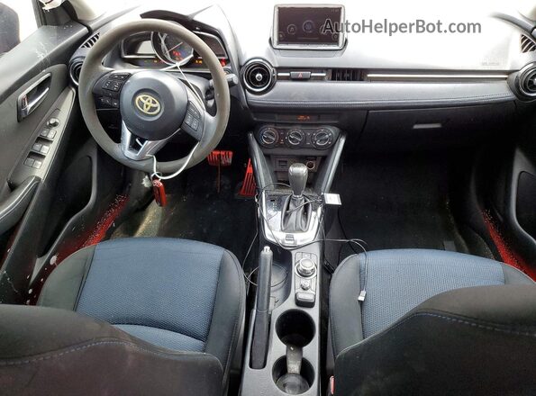 3MYDLBYV4HY153875 2017 TOYOTA YARIS Red წინა პანელის ხედი