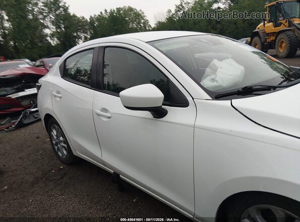 3MYDLBYV4HY164570 2017 TOYOTA YARIS IA Белый Вид задней части салона
