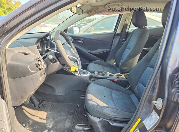 3MYDLBYV4JY312609 2018 TOYOTA YARIS Gray Вид салону спереду