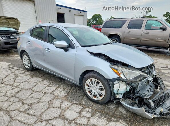 3MYDLBYV4KY509992 2019 TOYOTA YARIS Silver Przód prawy