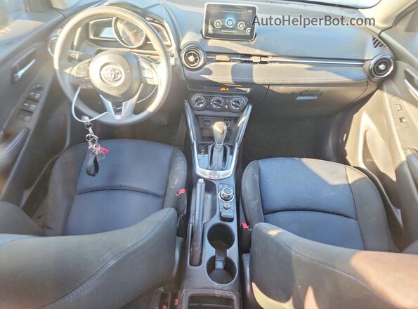3MYDLBYV5HY152086 2017 TOYOTA YARIS Gray Вид панелі приладів