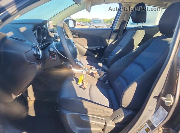 3MYDLBYV5HY152086 2017 TOYOTA YARIS Gray Вид салону спереду