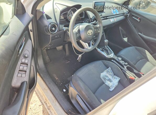 3MYDLBYV5HY192622 2017 TOYOTA YARIS White Вид панелі приладів