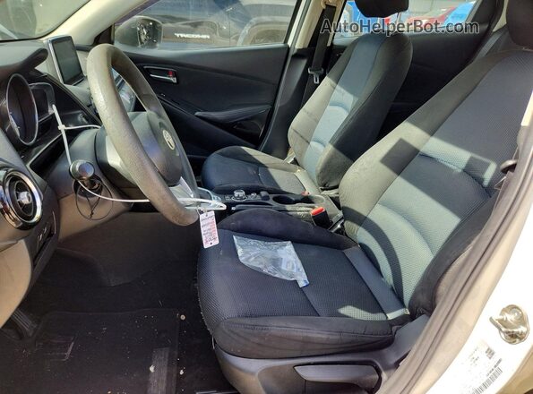 3MYDLBYV5HY192622 2017 TOYOTA YARIS White Вид салону спереду