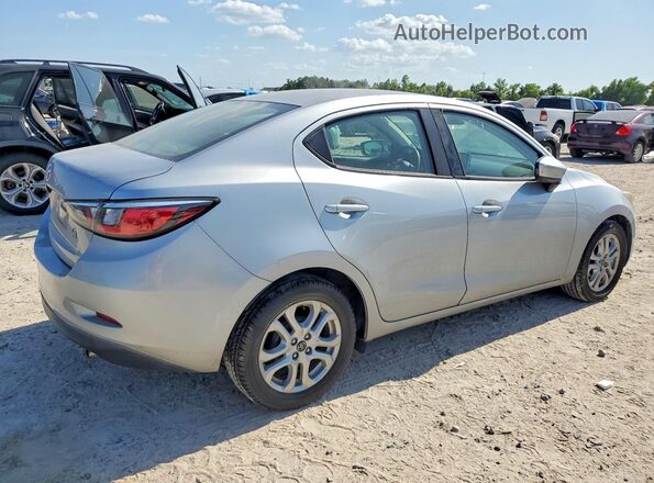 3MYDLBYV5JY311744 2018 TOYOTA YARIS Silver Tył prawy