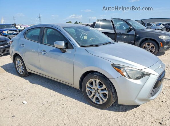 3MYDLBYV5JY311744 2018 TOYOTA YARIS Silver Przód prawy
