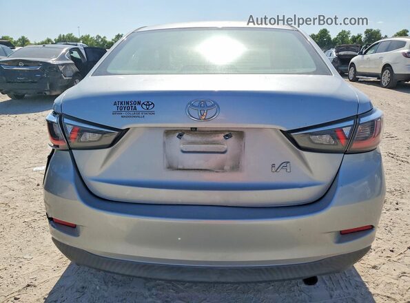 3MYDLBYV5JY311744 2018 TOYOTA YARIS Silver Widok z tyłu