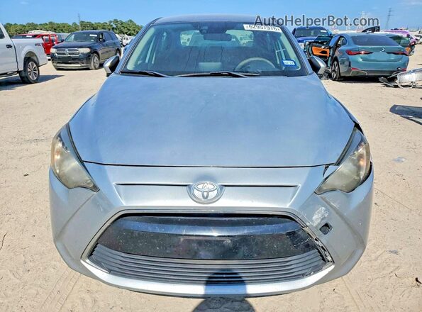 3MYDLBYV5JY311744 2018 TOYOTA YARIS Silver Widok z przodu
