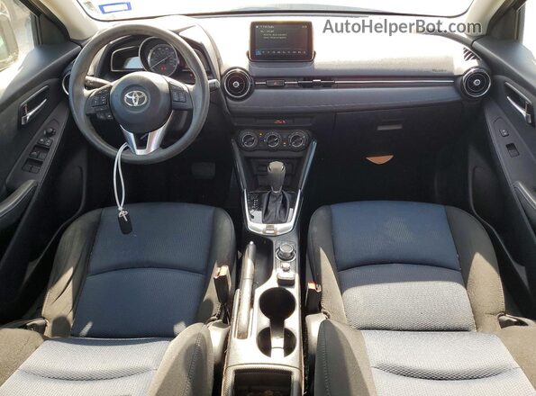 3MYDLBYV5JY311744 2018 TOYOTA YARIS Silver Widok deski rozdzielczej