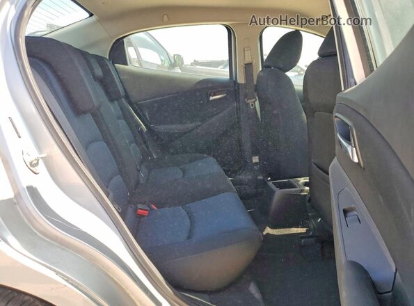 3MYDLBYV5JY311744 2018 TOYOTA YARIS Silver Widok wnętrza z tyłu