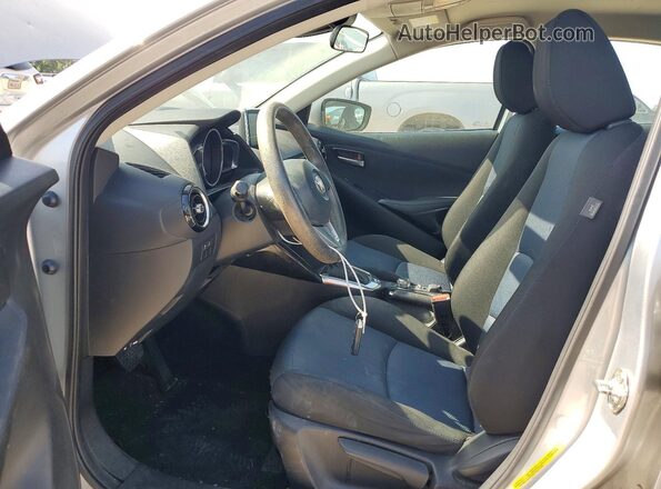 3MYDLBYV5JY311744 2018 TOYOTA YARIS Silver Widok wnętrza z przodu