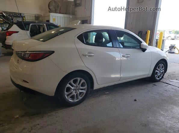 3MYDLBYV6HY152047 2017 TOYOTA YARIS White Tył prawy