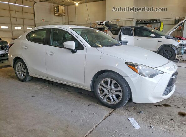 3MYDLBYV6HY152047 2017 TOYOTA YARIS White Przód prawy