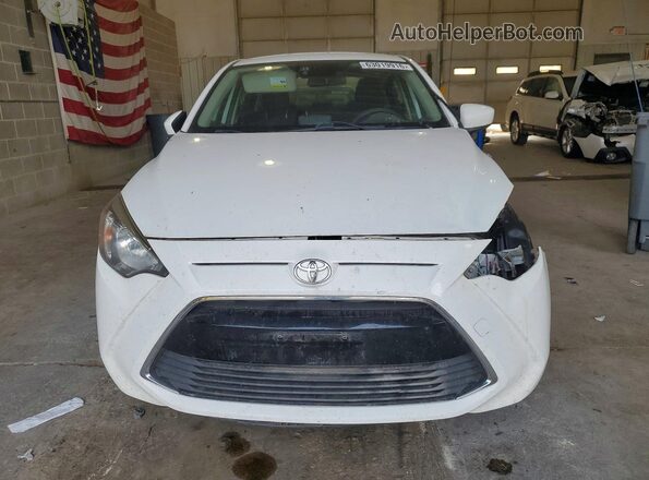 3MYDLBYV6HY152047 2017 TOYOTA YARIS White Widok z przodu