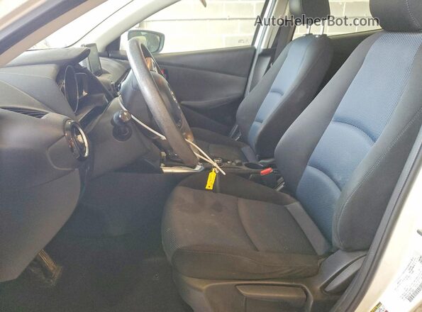 3MYDLBYV6HY152047 2017 TOYOTA YARIS White Widok wnętrza z przodu