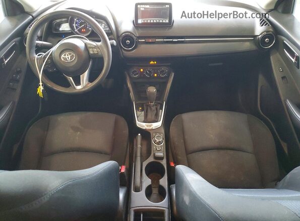 3MYDLBYV6HY152047 2017 TOYOTA YARIS White Widok deski rozdzielczej