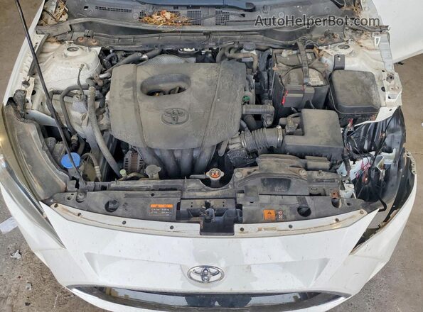 3MYDLBYV6HY152047 2017 TOYOTA YARIS White Widok wnętrza z tyłu
