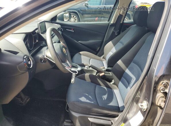 3MYDLBYV6HY169429 2017 TOYOTA YARIS Gray Вид салону спереду