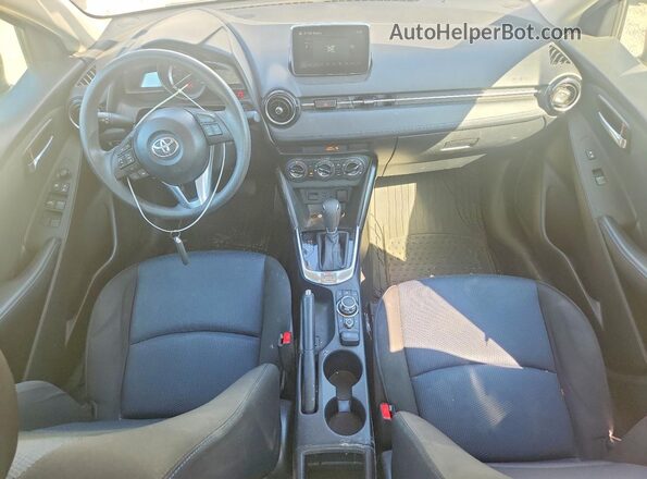 3MYDLBYV6HY175201 2017 TOYOTA YARIS White Вид панелі приладів