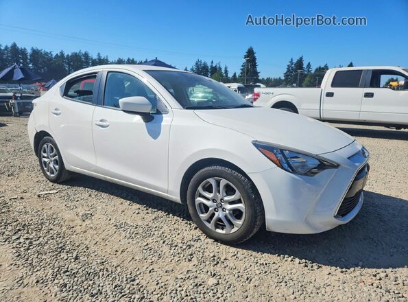 3MYDLBYV6HY175201 2017 TOYOTA YARIS White Передня права чверть