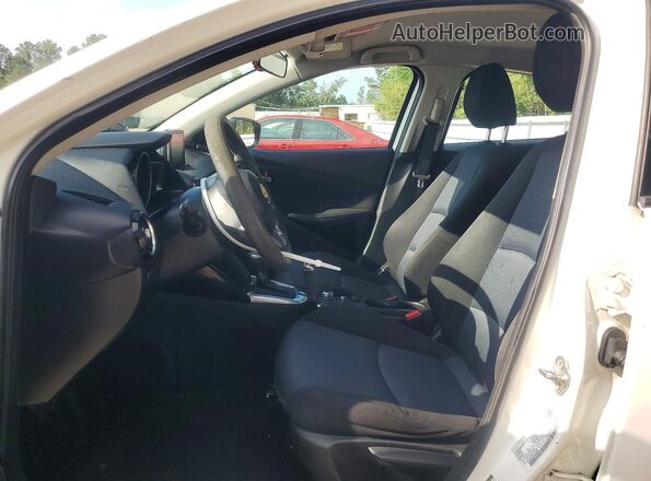 3MYDLBYV6HY178096 2017 TOYOTA YARIS White წინა სალონის ხედი