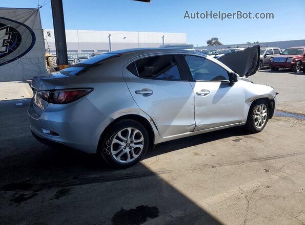 3MYDLBYV6JY322302 2018 TOYOTA YARIS Silver Задня права чверть