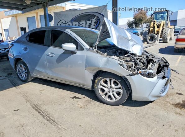 3MYDLBYV6JY322302 2018 TOYOTA YARIS Silver Передня права чверть