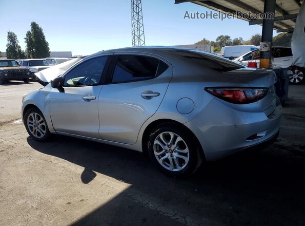 3MYDLBYV6JY322302 2018 TOYOTA YARIS Silver Задня ліва чверть