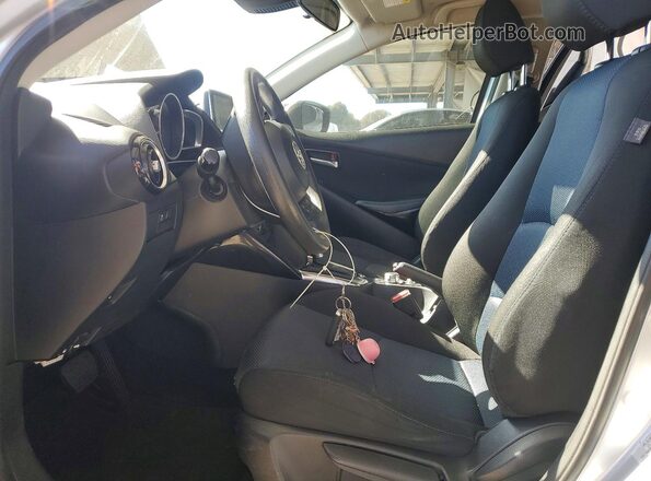 3MYDLBYV6JY322302 2018 TOYOTA YARIS Silver Вид салону спереду