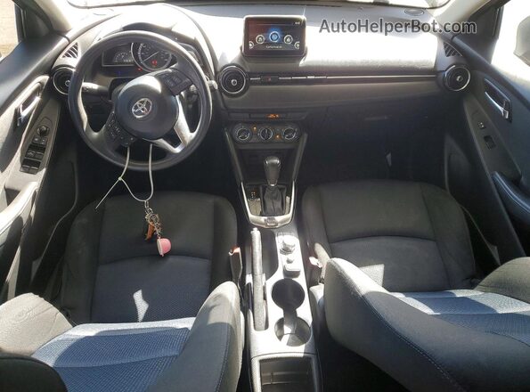 3MYDLBYV6JY322302 2018 TOYOTA YARIS Silver Вид панелі приладів