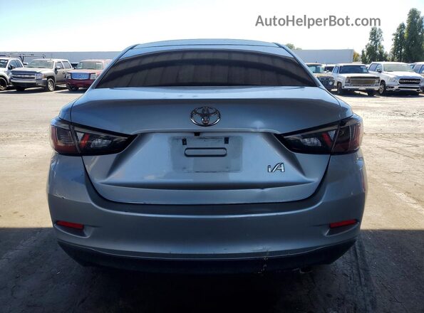 3MYDLBYV6JY322302 2018 TOYOTA YARIS Silver Вид ззаду