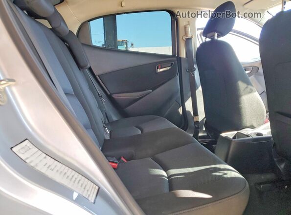 3MYDLBYV6JY322302 2018 TOYOTA YARIS Silver Вид задніх сидінь