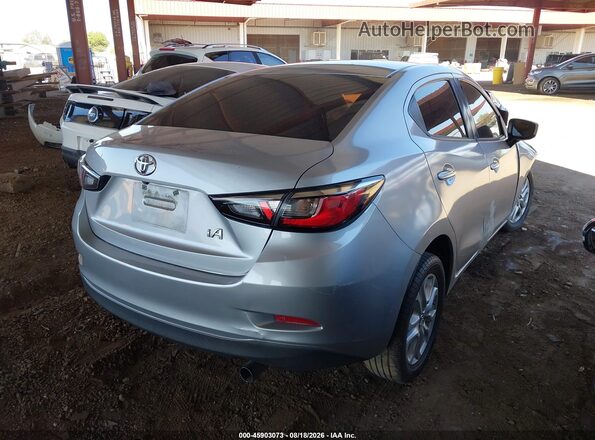 3MYDLBYV6JY322333 2018 TOYOTA YARIS IA Silver უკანა მარჯვენა
