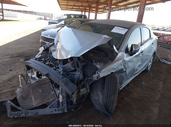 3MYDLBYV6JY322333 2018 TOYOTA YARIS IA Silver წინა მარცხენა ხედი სამი მეოთხედიდან