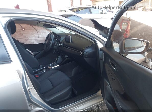 3MYDLBYV6JY322333 2018 TOYOTA YARIS IA Silver წინა სალონის ხედი
