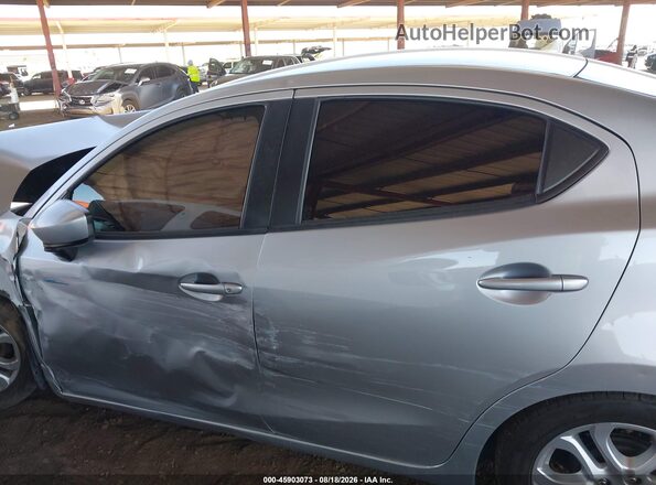3MYDLBYV6JY322333 2018 TOYOTA YARIS IA Silver სალონის 360-გრადუსიანი ხედი