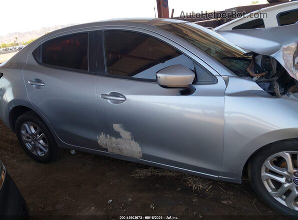3MYDLBYV6JY322333 2018 TOYOTA YARIS IA Silver უკანა სალონის ხედი
